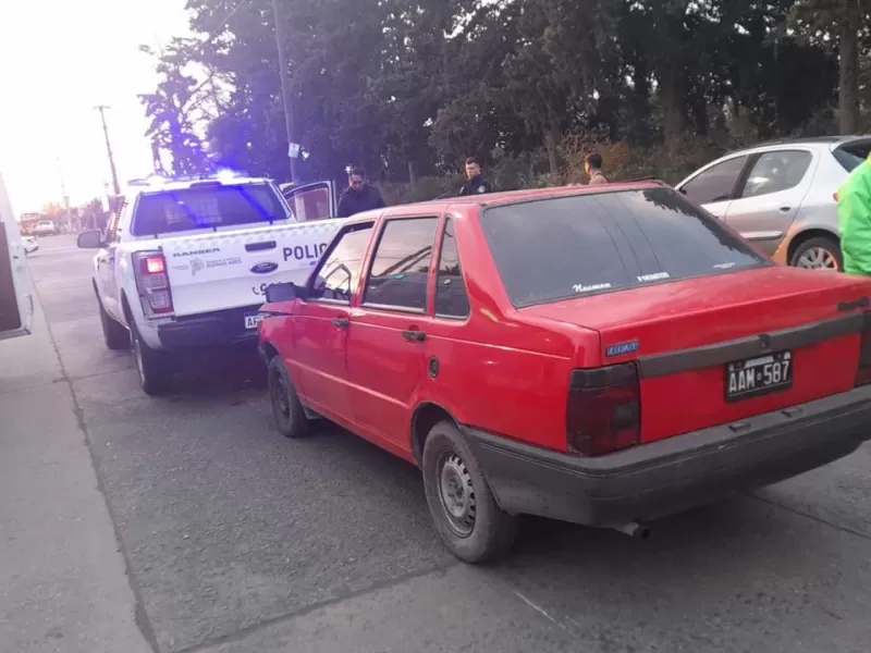 Siniestro vial entre un vehículo de la policía y un auto