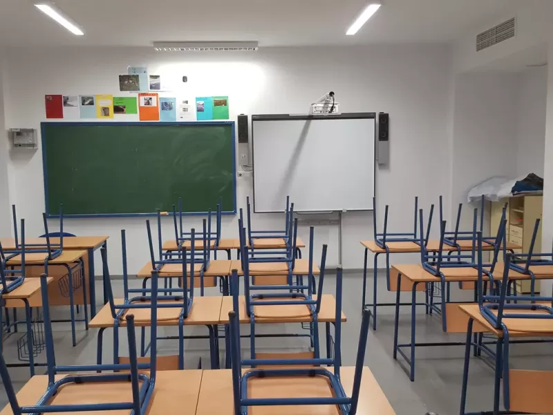 P&aacute;nico en una secundaria de Los Hornos: investigan a un estudiante que ingres&oacute; armado y amenaz&oacute; a un compa&ntilde;ero en el aula
