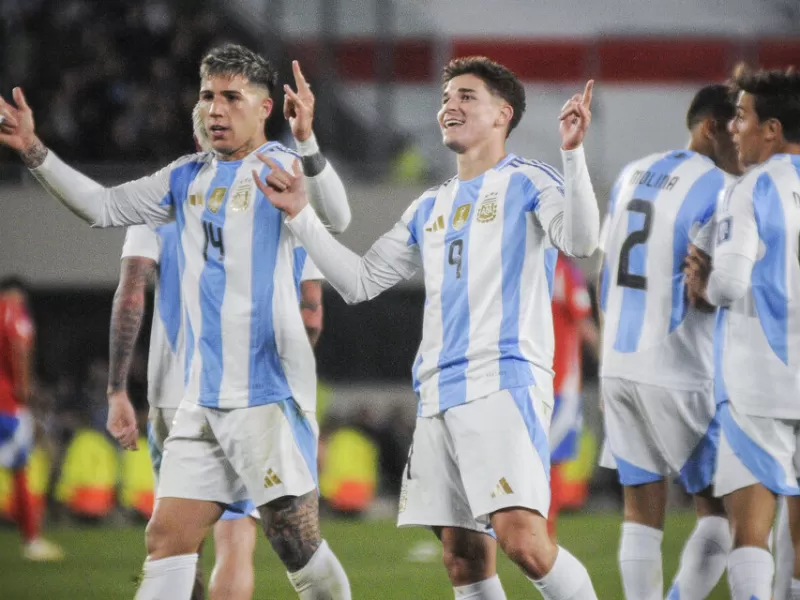 La Selección argentina goleó 3-0 a Chile y se mantiene como único líder de las Eliminatorias Sudamericanas