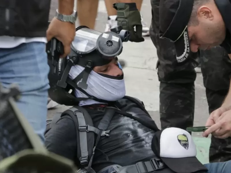 Detuvieron a un fot&oacute;grafo de La Plata mientras cubr&iacute;a los incidentes frente al Congreso