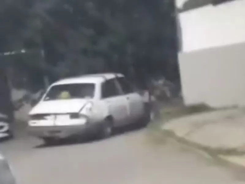 Madrugada ca&oacute;tica en Berisso: un auto termin&oacute; incrustado en una vivienda