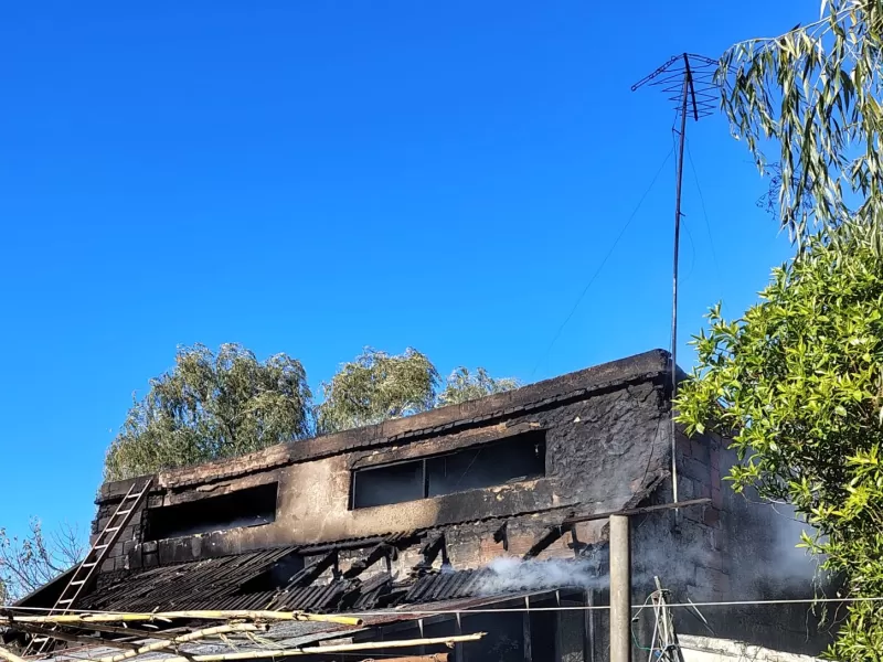 El Carmen: un feroz incendio consumi&oacute; una vivienda de dos plantas y requiri&oacute; un masivo despliegue de bomberos