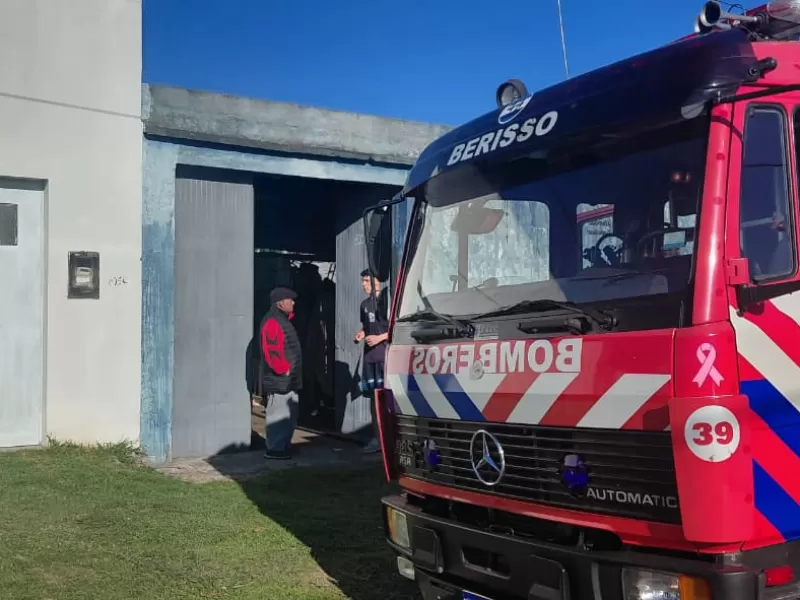 El Carmen: un feroz incendio consumió una vivienda de dos plantas y requirió un masivo despliegue de bomberos