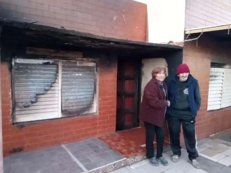 Pareja de jubilados perdió todo en un incendio y necesita ayuda urgente