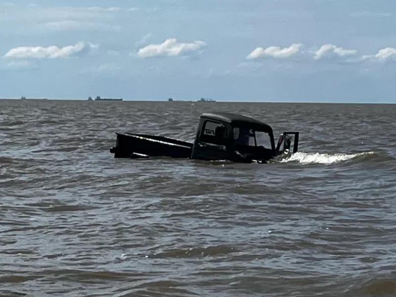 Operativo en la costa: una camioneta quedó encajada en el Río de la Plata y terminó sumergida