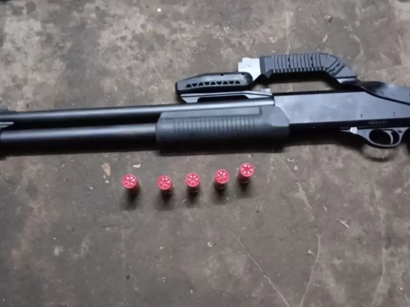 Rescatan a un niño con autismo que fue encerrado en una jaula: detuvieron al padre