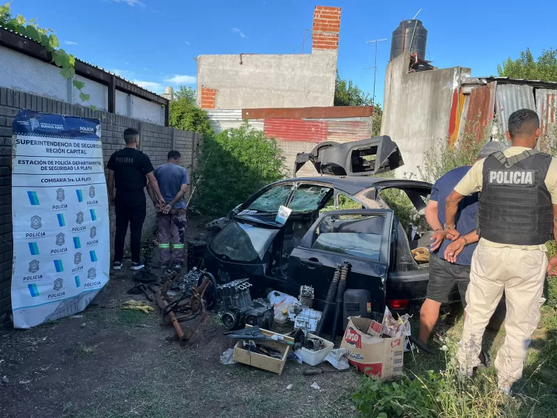 Un desarmadero clandestino de autos robados fue descubierto en La Plata