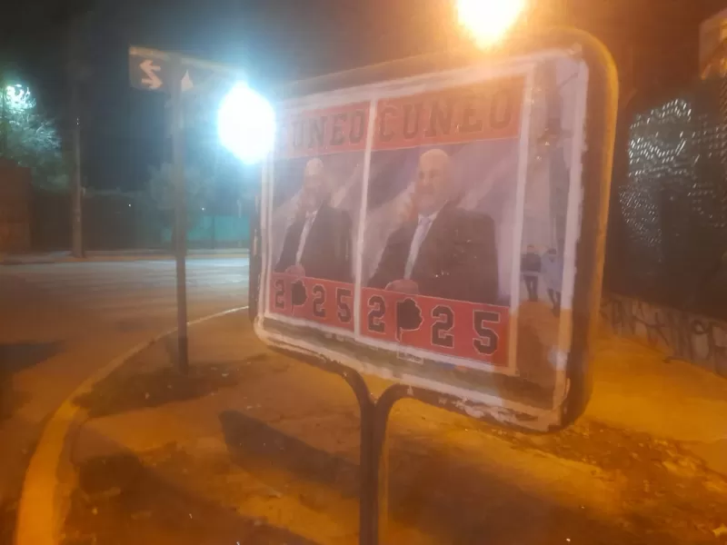 Cartelería masiva promueve a Santiago Cúneo como candidato a diputado
