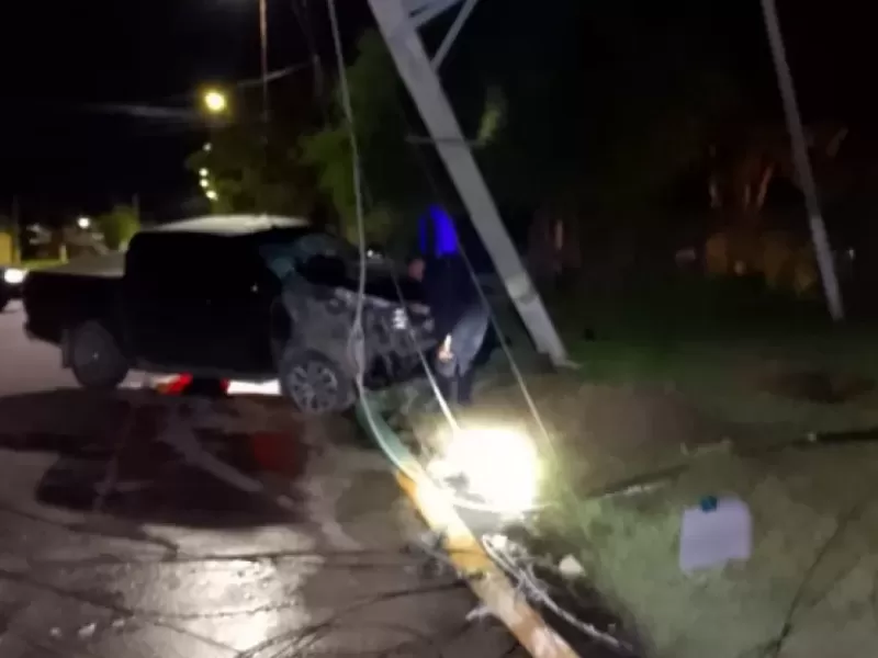 Fuerte choque en Montevideo y 50: una camioneta derribó una columna de alumbrado