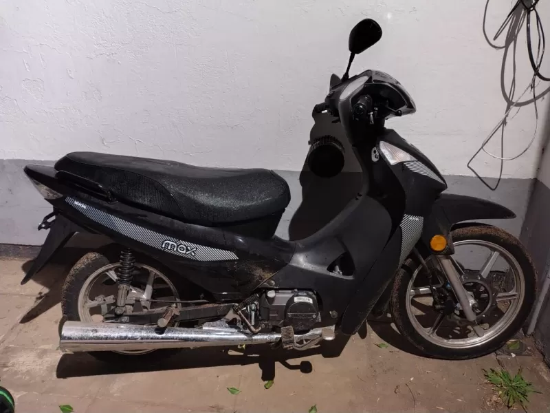 Berisso: motociclista se fugó, apuntó con un arma a la policía y abandonó la moto
