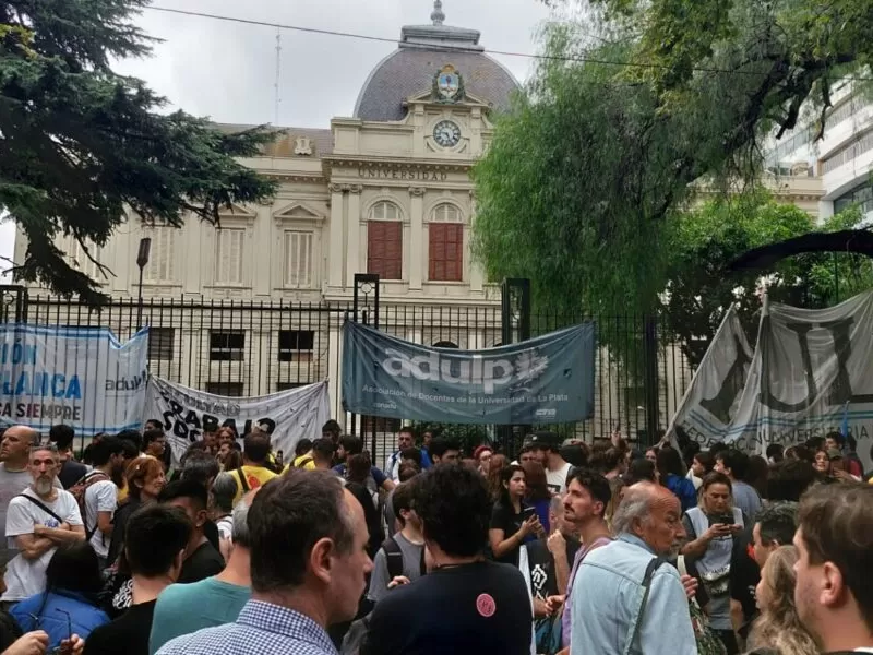 Mientras se esperan otras dos huelgas la UNLP quedó paralizada