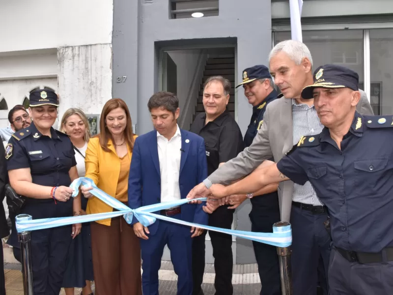 Kicillof inauguró un playón deportivo y una nueva sede de la Comisaría de la Mujer en Berisso