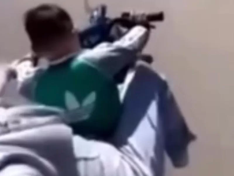 Indignaci&oacute;n y repudio en Berisso: un nene manejaba una moto y la ANSV busca identificar a sus padres