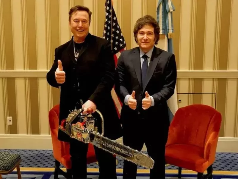 Milei se reunió con su ídolo Elon Musk y le regaló una motosierra