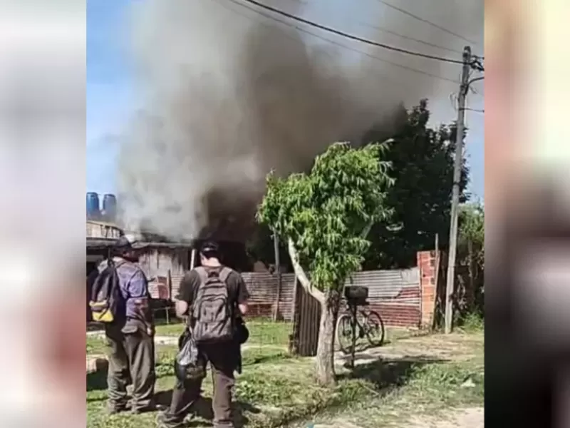 Grave incendio en una vivienda de Berisso: trabajaron durante más de una hora para controlar el fuego
