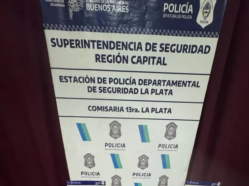 Motochorros armados asaltaron una cafetería en Gonnet: detuvieron a un menor con más de un millón de pesos