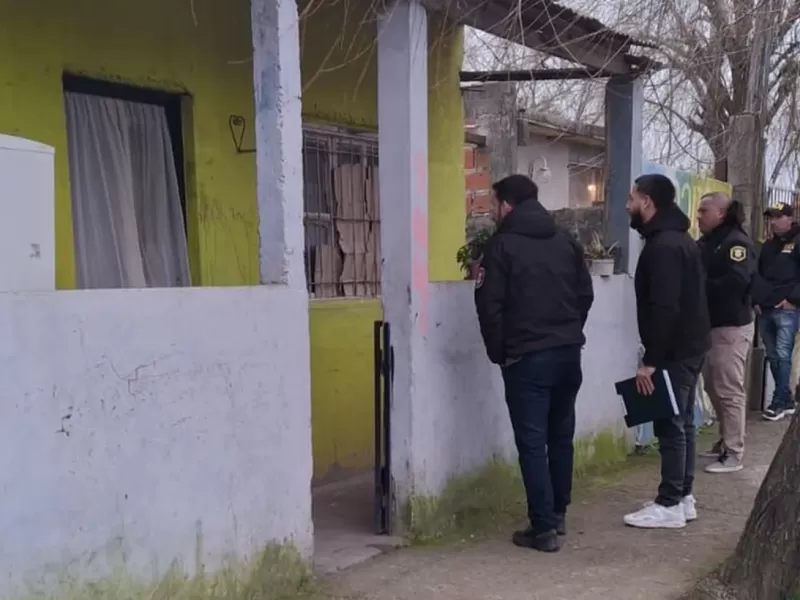 Allanaron la casa de la madre del femicida de Berisso y hallaron el arma usada en el crimen