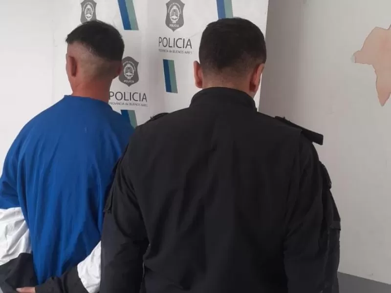 Dos hombres demorados por vender matafuegos en la fila de la VTV