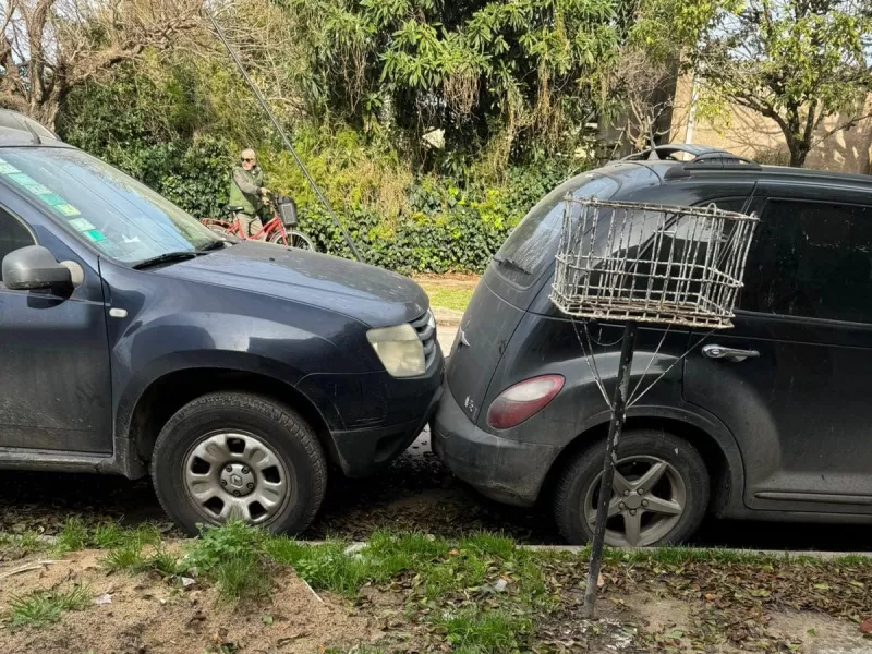 Siniestro vial: chocaron dos autos e impactaron sobre otros estacionados