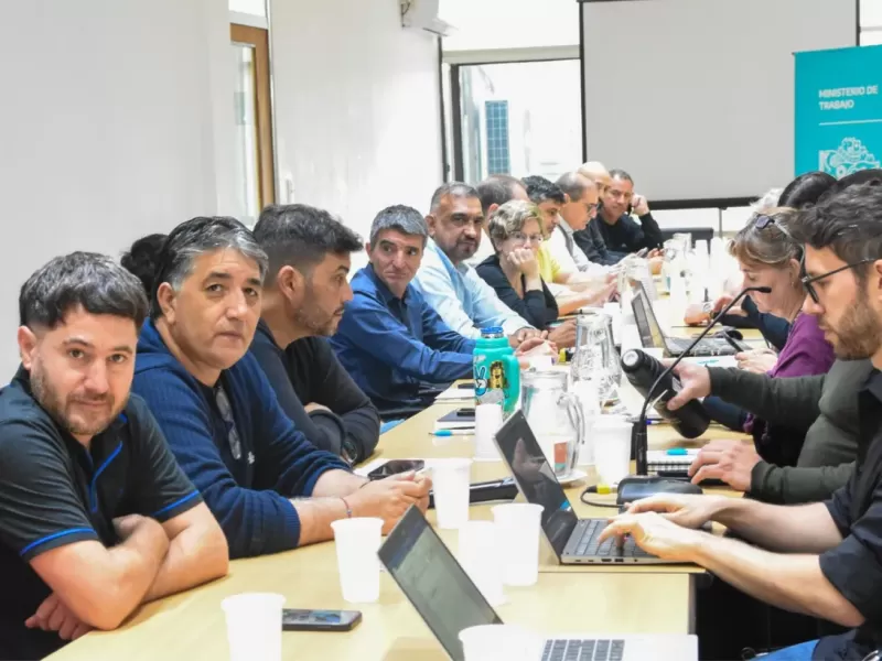 Provincia convocó a estatales y docentes para retomar las paritarias con una nueva oferta de aumento