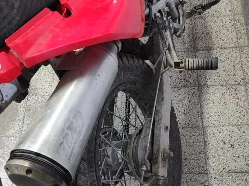 Secuestraron tres motos por escapes no homologados durante controles viales en Berisso