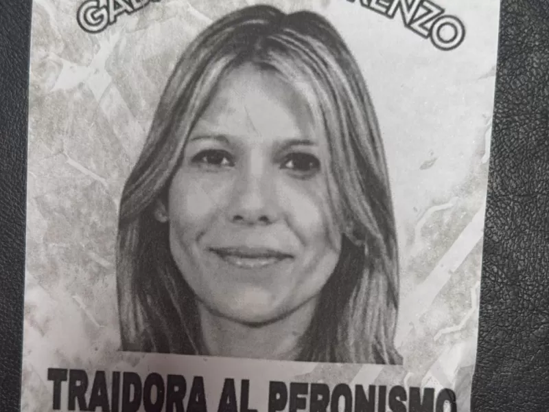 Aparecieron panfletos en la vía pública contra la Directora de Control Urbano, Gabriela Di Lorenzo