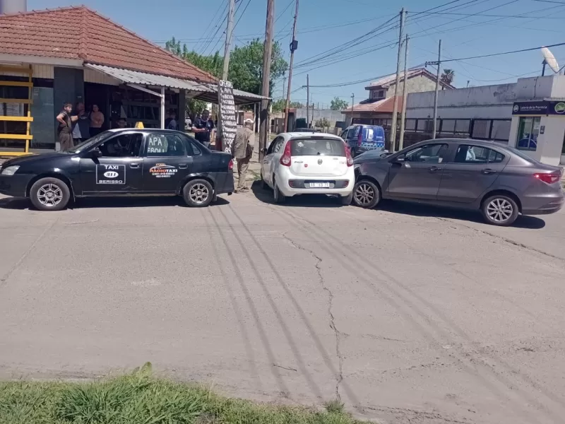 Chocaron dos autos e impactaron contra un taxi estacionado