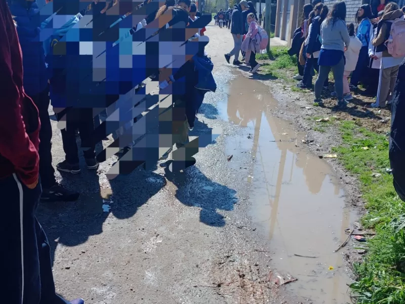 Reclamo por el estado de la salida de la Escuela N°5 en días de lluvia