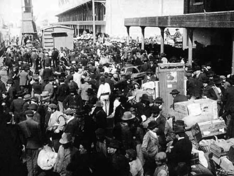 Recordar nuestra historia: las im&aacute;genes de inmigrantes llegando a Berisso