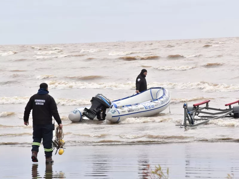 Contin&uacute;a el operativo de b&uacute;squeda de los pescadores desaparecidos en el R&iacute;o de la Plata