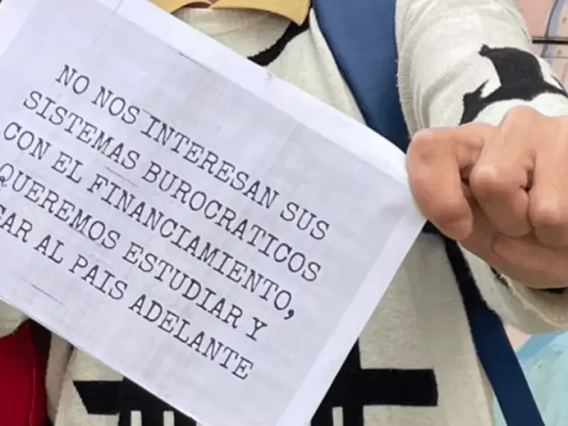 Estudiantes del Albert Thomas y la Técnica N° 5 reclamaron en La Plata por falta de calefacción