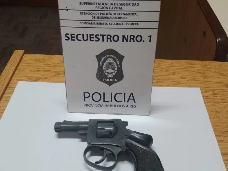 Una vecina encontró un arma de fuego en el garage de su casa