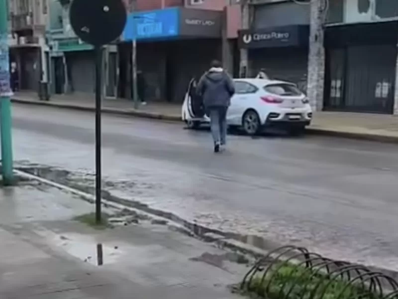 Videos clave: c&aacute;maras captaron el segundo a segundo del atentado al Concejo Deliberante de Berisso