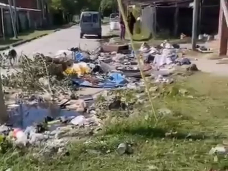 Escuela rodeada de basura: padres denuncian abandono al lado de la 501 en Berisso