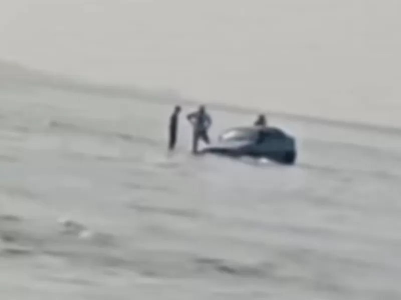 Crecida del río: un auto quedó varado en la costa berissense y sus ocupantes lograron salir solos