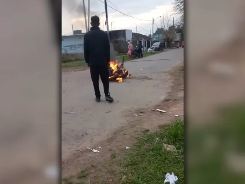 Así despidieron al delincuente de 16 años que intentó robarle a un policía
