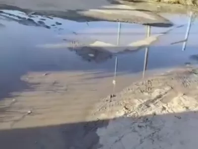 Reclamo vecinal en Barrio Procrear por una p&eacute;rdida de agua que lleva meses sin soluci&oacute;n