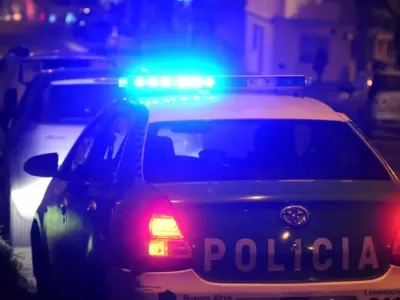 Lo drogó en una cita y lo desvalijó con cómplices: la víctima está en coma tras una caída