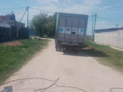 Un cami&oacute;n municipal provoc&oacute; da&ntilde;os en el tendido el&eacute;ctrico y tir&oacute; postes en Santa Teresita