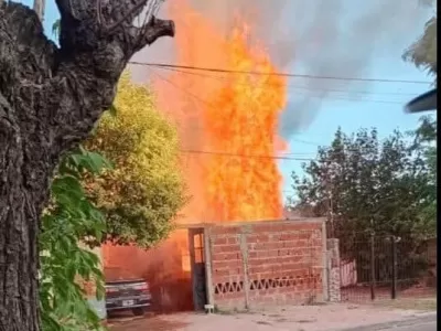 Desgarrador incendio en El Carmen: una familia perdi&oacute; su casa y pide ayuda