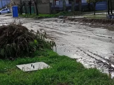 Vecinos denuncian abandono de obra de asfalto en 10 y 144