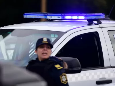 Batalla campal y p&aacute;nico: dos j&oacute;venes se enfrentaron a pu&ntilde;aladas frente a un colectivo de la l&iacute;nea 202