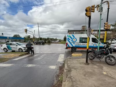 Susto frente al Hogar Social: una motociclista cayó y fue asistida por la Policía y una ambulancia