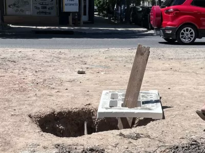 Un a&ntilde;o de abandono: vecinos alertan por un pozo profundo y sin se&ntilde;alizar