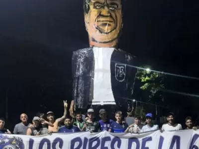 Hinchas de Gimnasia quemaron un mu&ntilde;eco de Chiqui Tapia en Berisso y cantaron contra la AFA