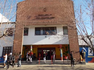Violencia en la puerta de una escuela: una madre denunció agresiones físicas