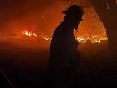 Al rescate: los bomberos de Berisso combatieron el fuego hasta el amanecer en Melchor Romero