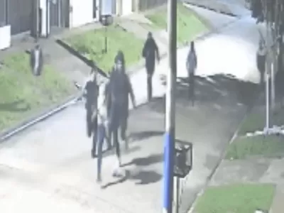 Una banda de siete jóvenes atacó y robó a un hombre en Berisso