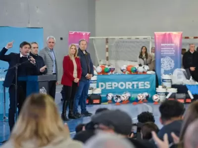 En medio de la campaña, Kicillof entregó 497 escrituras a familias de Berisso