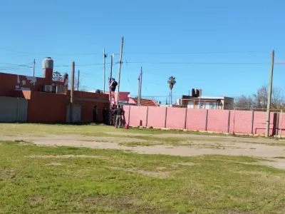 Nuevo hecho de inseguridad en el Club Villa España: robaron el cableado de la luminaria de la cancha